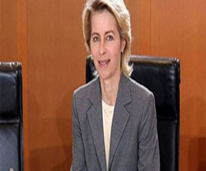   مصر اليوم - وزيرة الدفاع الألمانية ترتدى تميمة خلال رحلاتها الخارجية