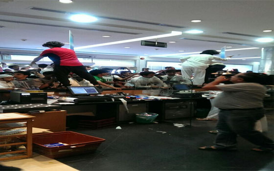   مصر اليوم - الجماهير تحاصر مكاتب البريد السعودي وتعطل عملية توزيع تذاكر حفل افتتاح الجوهرة