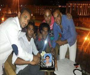   مصر اليوم - لاعبو المدينة المنوَّرة يحتفلون بعيد ميلاد وائل حمدي