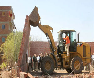 مصر اليوم - حملات مكبرة لإزالة التعديات على الأراضي الزراعية في البحيرة