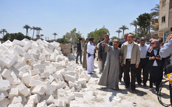   مصر اليوم - عبد الرحمن يَفرِض غرامات على الذين يُقيمون مطبّات اصطناعيّة أمام منازلهم