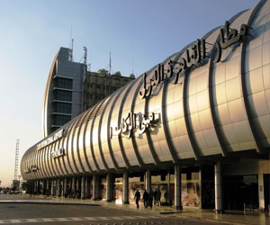 مصر اليوم - توقيف راكب في مطار القاهرة في حوزته جهاز تجسُس