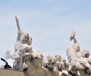 مصر اليوم - مئات السيارات عالقة في أوكرانيا وثلاث ولادات في الطرقات