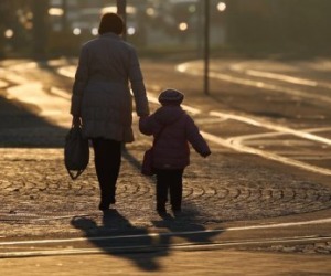   مصر اليوم - النظرة السلبية للأم العاملة تؤدي إلى تراجع معدل الولادات