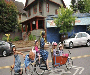   مصر اليوم - أميركية تعدل دراجتها الهوائية لتتسع لأولادها الـ6