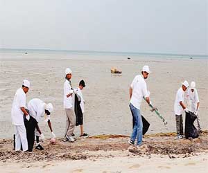 مصر اليوم - طلاب مدارس ينبع الصناعية يشاركون في حملة تنظيف الشواطيء