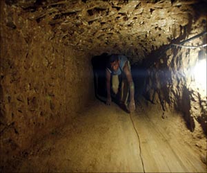   مصر اليوم - الأمن يسلم الجانب الفلسطيني 14 متسلالاً عبر الأنفاق