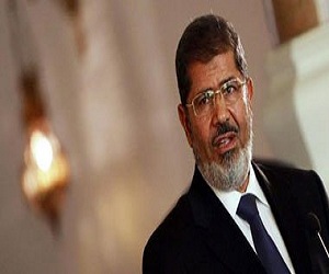 مصر اليوم - مرسي يغادر الأزهر في موكب أمني وسط هتافات الشعب