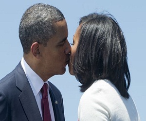   مصر اليوم - تمثال يخلد أول قبلة لباراك أوباما وزوجته