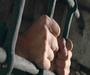 مصر اليوم - القبض على متهم وهروب 3 في الدقهلية