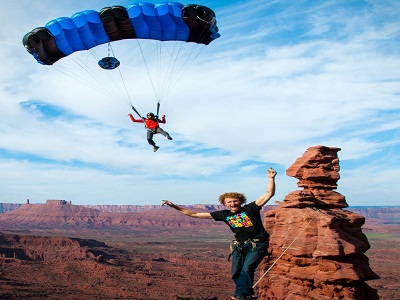   مصر اليوم - صحراء موآب مثالية للمشي على الحبال والقفز بالمظلات والحبال