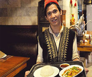   مصر اليوم - مطاعم إندونيسية تستقطب السياح بأكلات سعودية