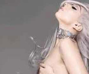 مصر اليوم - ليدي غاغا عارية تمامًا في الملصق الإعلاني لعطرها الجديد