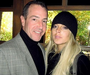   مصر اليوم - والد ليندساي لوهان ينتظر طفلاً جديدًا