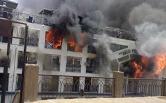   مصر اليوم - حريق في الباخرة السياحية  نيل فويغي  أمام معبد الأقصر