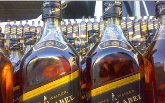   مصر اليوم - توقيف تاجر في حوزته خمور بدون ترخيص في رأس غارب