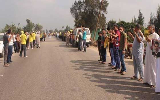 مصر اليوم - أنصار الإخوان ينظّمون سلسلة بشريّة في الشرقية