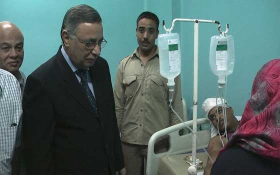   مصر اليوم - عتيق يزور مصابي حادث طريق سوهاج الصحراوي المجندين