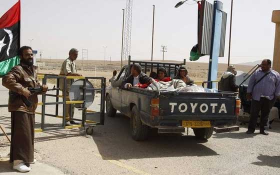   مصر اليوم - مواطن سوهاجي يكشف معاناته على الحدود التونسية