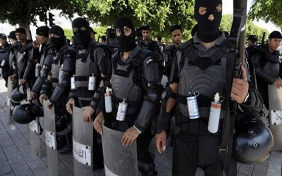   مصر اليوم - أمن الأقصر يوقف خمسة أشخاص تحرشوا بالفتيات في الطريق العام