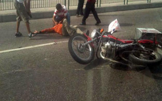   مصر اليوم - مقتل قائد دراجة بخارية إثر إنقلابها في البحيرة