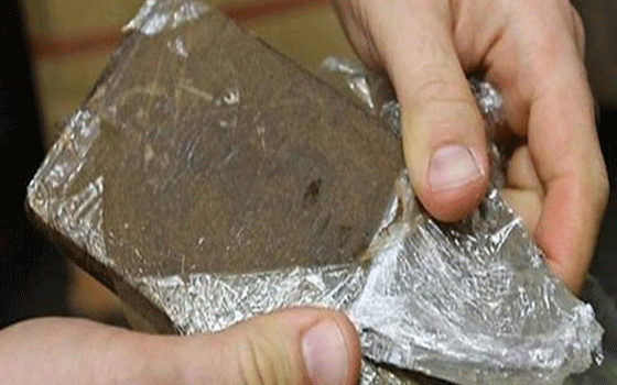   مصر اليوم - أمن مطروح يضبط عامل وبحوزته 3 قطع حشيش في مارينا