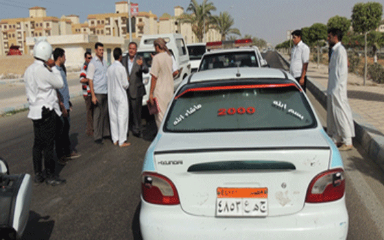   مصر اليوم - محافظ البحيرة يضبط  تاكسي  يسير عكس الإتجاه بميدان الساعة بدمنهور