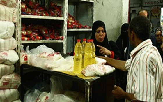   مصر اليوم - مشاحنات بين المواطنين في إسنا أثناء صرف الحصص التموينية