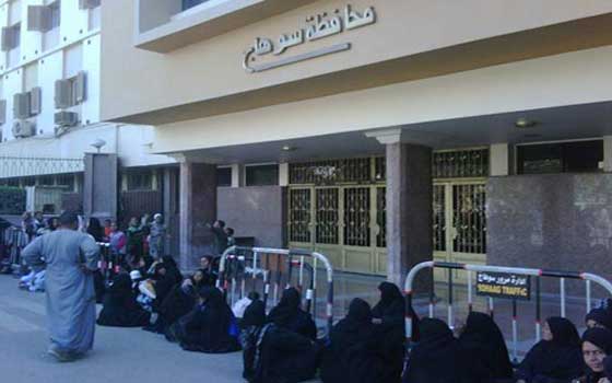   مصر اليوم - طالبان يُشعلان النار في جسد والدهما في سوهاج