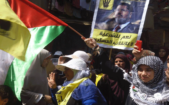 مصر اليوم - الإخوان يحرقون العلم الصهيوني في مسقط رأس المعزول في الشرقية