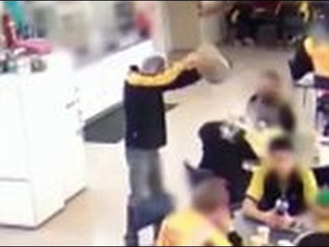 بالفيديو شاهد ماذا فعل هذا العامل خلال الغذاء مع زملائه