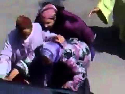 رجل يعتدي على زوجته بالضرب المبرح في الشارع
