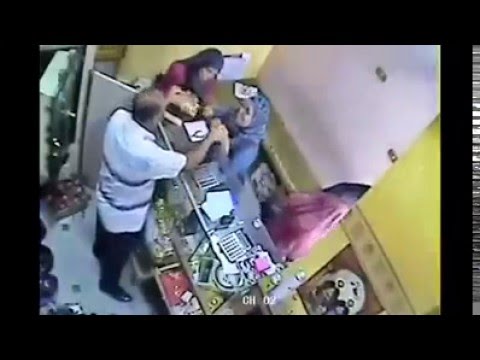 سيدة تسرق محل مجوهرات بمساعدة صديقتها