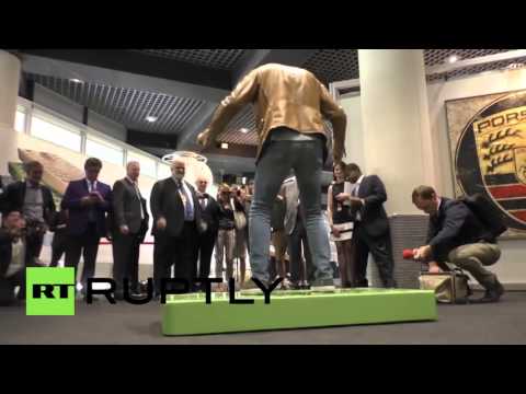 لوح طائر يعرض في موناكو