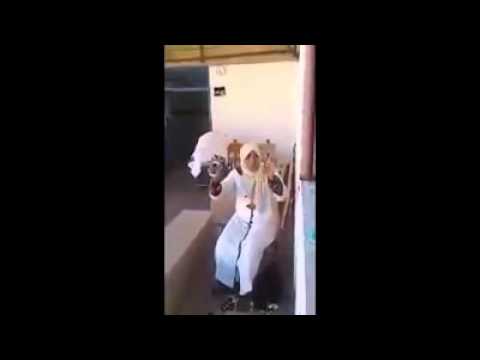 شاهد سيدة تبكي أمام جثة أمها بعد أن رفضوا تسليمها اياها