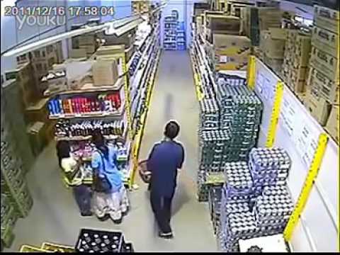 شابة تسرق صندوق عصير وتخبئه