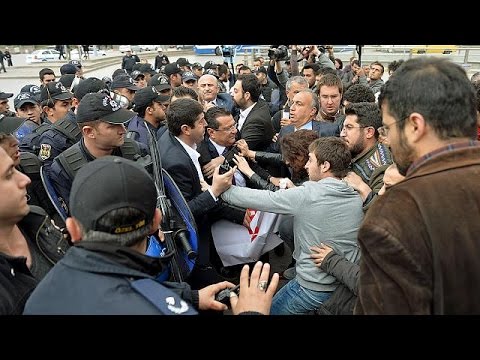 محتجون ضد إضفاء بعد ديني على الدستور التركي