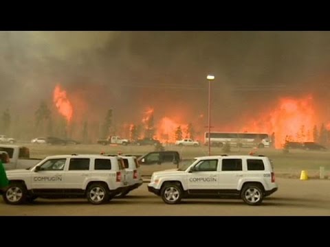فيديو الحكومة تجلي آلاف الأشخاص في ألبرتا الكندية بسبب الحرائق