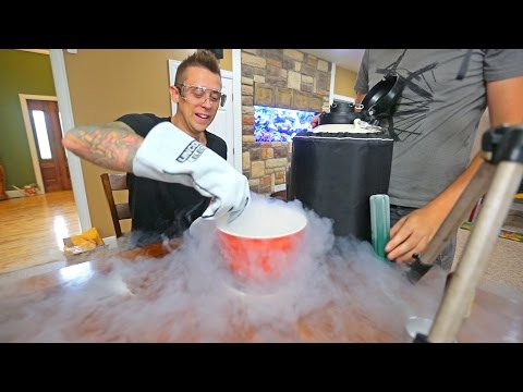 بالفيديو مغامر روسى يأكل آيس كريم معد بالنيتروجين السائل