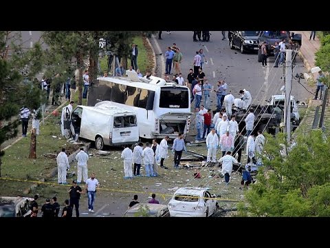 بالفيديو ثلاثة قتلى و 45 جريحًا في هجوم على الشرطة في ديار بكر التركية