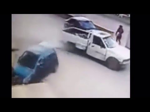 بالفيديو لحظة نجاة فتاة بأعجوبة من حادث تصادم 3 سيارات  httpsyoutube4egpg9eie8