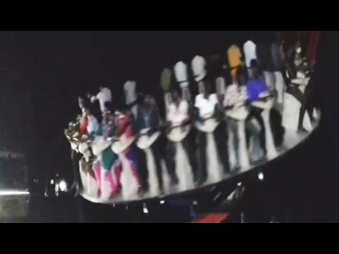 شاهد لحظة سقوط أحد الألعاب في مدينة ملاهي في الهند