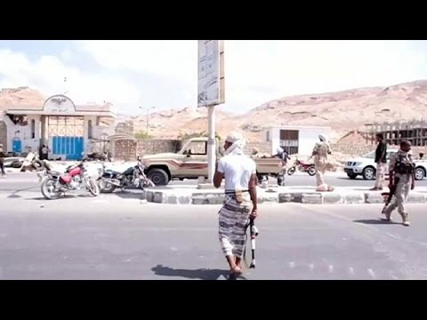 بالفيديو عشرات القتلى والجرحى من قوات الأمن اليمنية في تفجيرين في المكلا