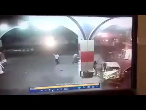 بالفيديو شاهد تهور شابين يتسبب في حادث مروع داخل محطة بنزين في السعودية