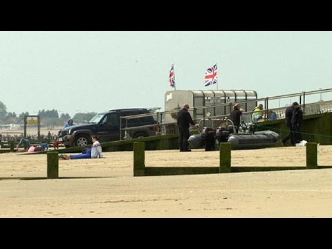 شاهد خفر السواحل البريطاني ينقذ 20 شخصًا في بحر المانش