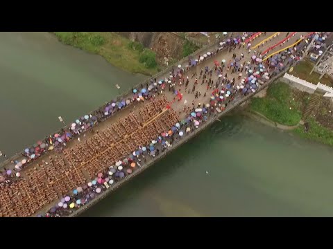 بالفيديو 1600 رجل يقودون أكبر قارب تنين في العالم بالصين