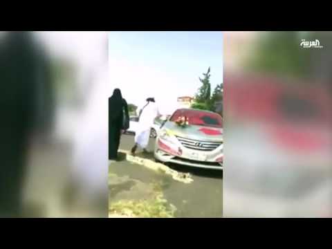 سعودي يحتفي بوالدته بعد تخرجها من دروس محو الأمية