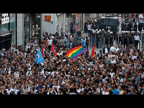 شاهد اشتباكات بين الشرطة ومتظاهري اسطنبول