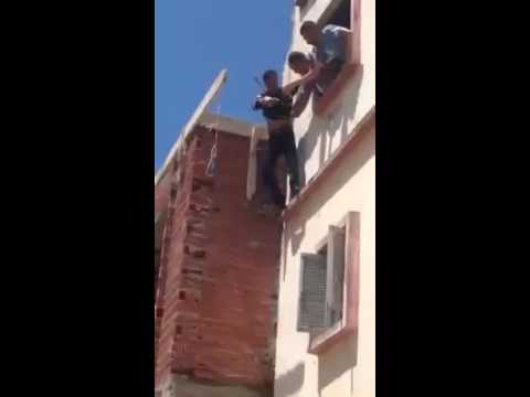 بالفيديو شخص يهدد بالانتحار في حي كاساباراطا 