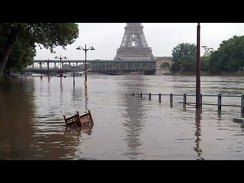 منسوب المياه في نهر السين في العاصمة الفرنسية باريس يتراجع تدريجيا